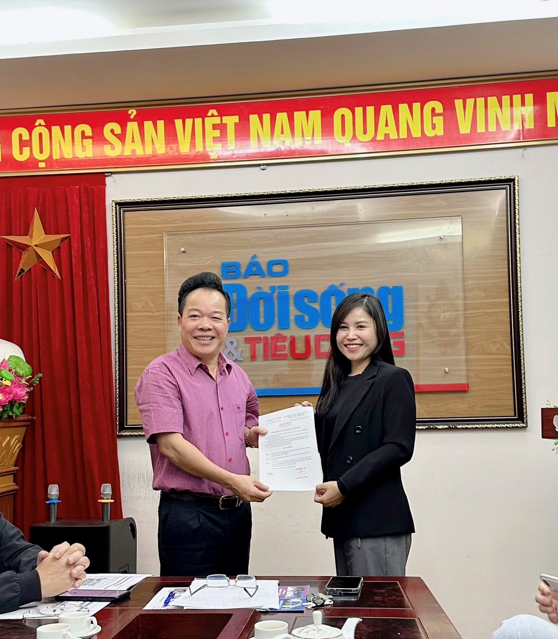 Ông Nguyễn Quốc Hùng - Tổng biên tập Tạp chí Kinh tế và Đồ uống đã trao quyết định bổ nhiệm Bà Lê Thị Dung giữ chức vụ Trưởng ban Pháp luật và Doanh nghiệp của Tạp chí.