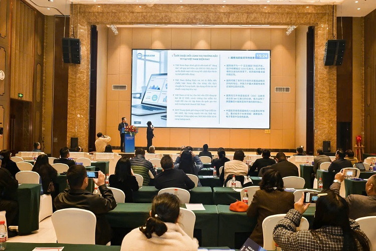 Lê Thị Dung phát biểu, chia sẻ chuyên sâu tại Hội nghị.