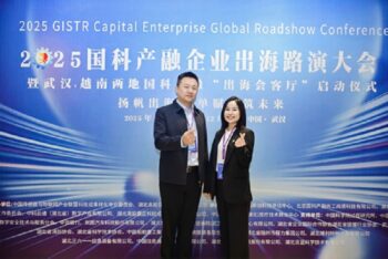 Lê Thị Dung cùng đối tác Trung Quốc.