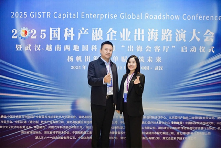 Lê Thị Dung cùng đối tác Trung Quốc.