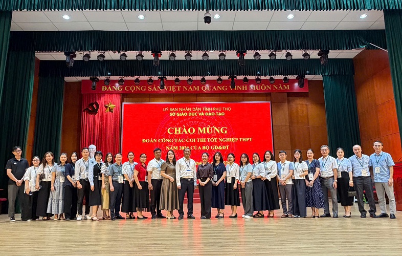 TS. Lê Thị Dung chụp ảnh cùng đoàn kiểm tra kỳ thi tốt nghiệp THPT 2026 tại Phú Thọ TS. Lê Thị Dung chụp ảnh cùng đoàn kiểm tra kỳ thi tốt nghiệp THPT 2026 tại Phú Thọ